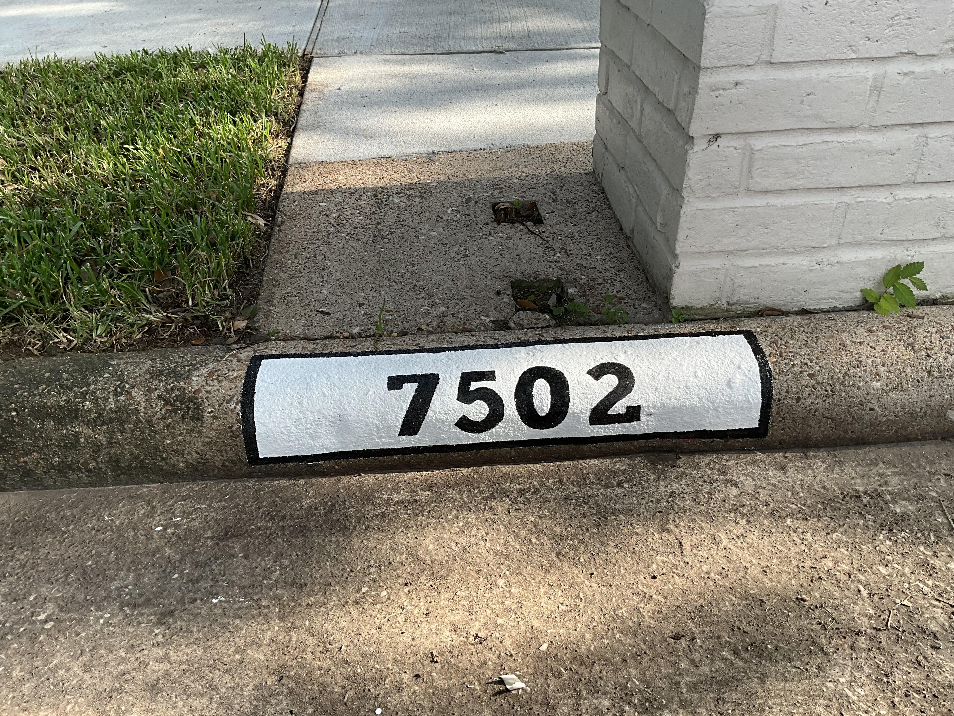 Curb Address with Border